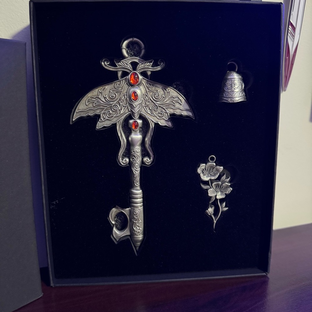 Dreamerwhale | crimson Moth Key